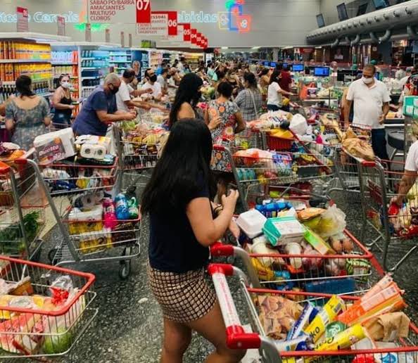 🚨ATENÇÃO: Inflação de alimentos despenca em seis meses e deve cair mais.

Cereais, legumes, verduras, frutas, carnes, leites e óleos apresentaram redução, trazendo mais alívio para o bolso do consumidor.