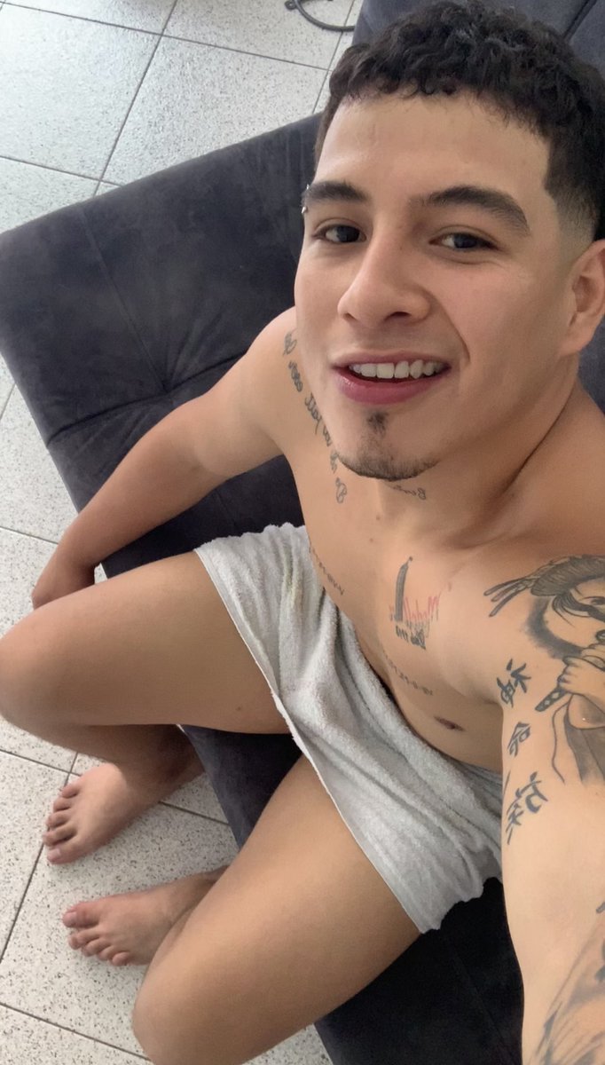 Juanccfigueroa's tweet photo. Calzo 43😈😈 que calor 🥵🥵😈 https://t.co/v9UiFjdS9m https://t.co/AgWnfzygig