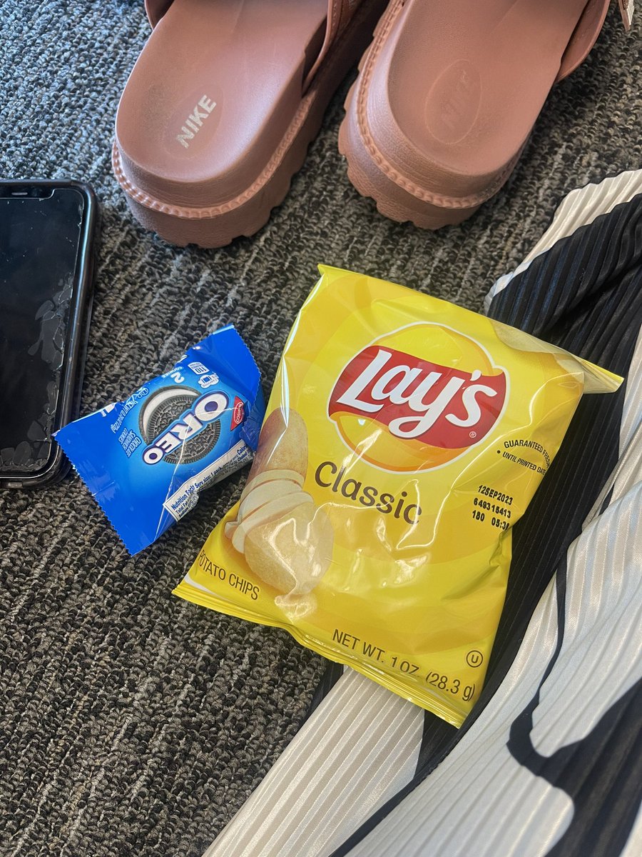 Dstnyne's tweet photo. @Avianca This is the only compensation
@Avianca offers us after cancelling our flight and making us stay in the airport for 20 HOURS😱😱 https://t.co/KXaTvvmB6p