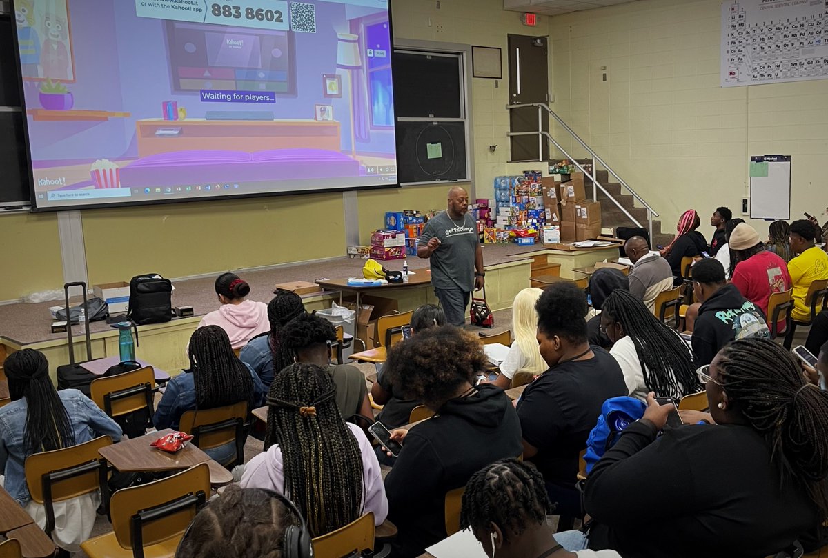 Danny Thompson, college planning expert from Get2College, spoke with the students of Global Teaching Project's Advanced STEM Summer Prep Program at #MississippiState. This free program serves promising #STEM students from rural communities. buff.ly/3PBIZfY