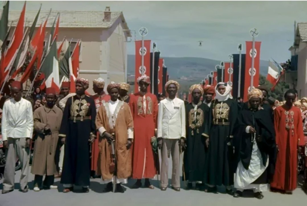 Somali delegation visiting a fascist rally in Italy, 1938

The delegation was led by the sultan of the Ajuuran clan, Sultan Olol Dinle.

The photo was taken by Hugo Jaeger, personal photographer of Adolf Hitler.