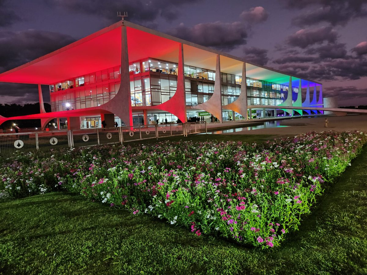 eixopolitico's tweet photo. 🇧🇷🏳️‍🌈 Palácio do Planalto, sede do governo brasileiro, é iluminado com as cores da bandeira LGBTQIA+ em homenagem ao Dia Internacional do Orgulho LGBTQIA+. https://t.co/yMkCR1wUey