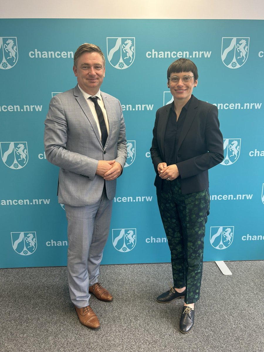 TobiasBtow's tweet photo. Quel honneur! Antrittsbesuch bei Ministerin @JosefinePaul @ChancenNRW. Im Netzwerk #RouteNN @CemeaFr @IKABeV kommen Jugendsozialarbeiter:innen aus @hautsdefrance & NRW zusammen. Ein 🇫🇷🇩🇪-Leuchtturm des Jugendaustauschs. 🙏 für Gespräch rundum #Demokratie #Engagement #Klimaschutz https://t.co/oWcaSyGz4i