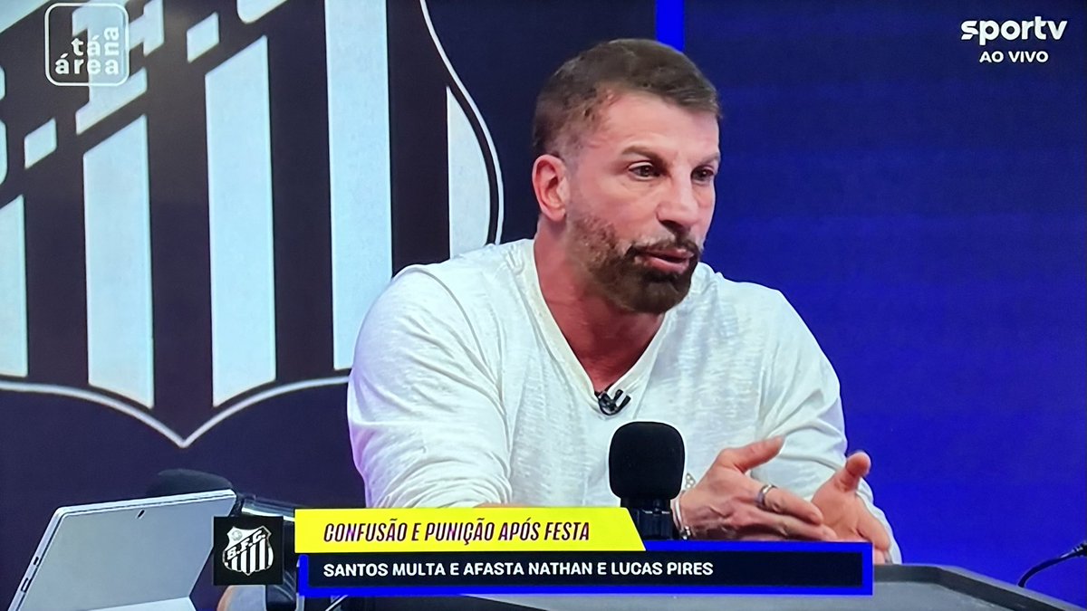 futebol_info's tweet photo. Pedrinho, sobre a polêmica envolvendo Lucas Pires e Nathan, do Santos:

"Jogador de futebol faz o que ele quiser fora do horário de trabalho. Eu teria ido para a festa? Não, eu ia entender o momento do clube. Mas o jogador faz o que ele quiser. A obrigação dele é estar no CT no dia seguinte e entregar o que a comissão técnica pede. Isso quer dizer que eu concordo com a atitude dos jogadores? Não. Mas torcedor nenhum tem que ir cobrar jogador em festa. Cobra no estádio. Está no contrato que jogador não pode sair de casa?"

📸 Reprodução/SporTV