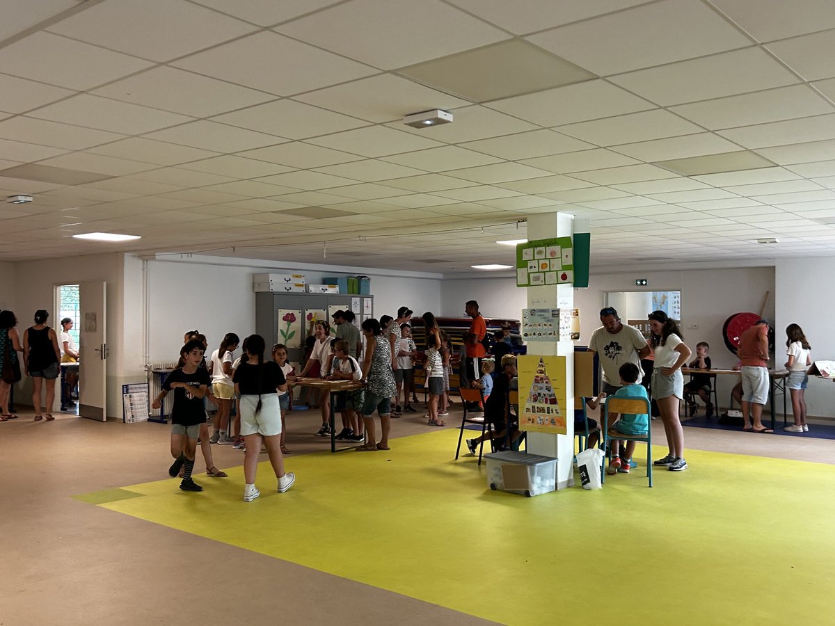 Montbazin (34), inauguration de la nouvelle cour d’école : désimperméabilisée pour sensibiliser aux enjeux liés à l’eau 💧, végétalisée 🌱pour promouvoir la biodiversité et inclusive, sans oublier la mare pédagogique 🐸⁦ <a href="/AurelienDaloz/">Aurélien Daloz</a>⁩ ⁦<a href="/CPIE_Thau/">CPIE Bassin de Thau</a>⁩ ⁦<a href="/34Dsden/">DSDEN 34</a>⁩