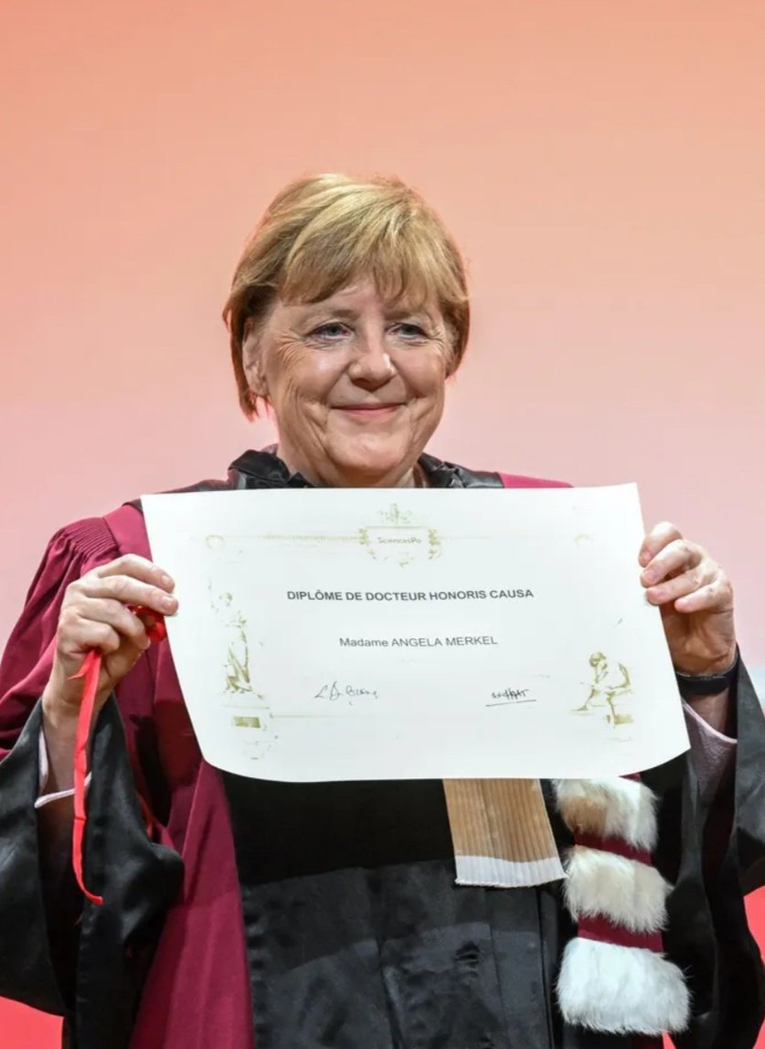 JoswigJulian's tweet photo. Who wore it better? 😉🇫🇷  @sciencespo #ScPoMerkel https://t.co/ucn1IBsJn7