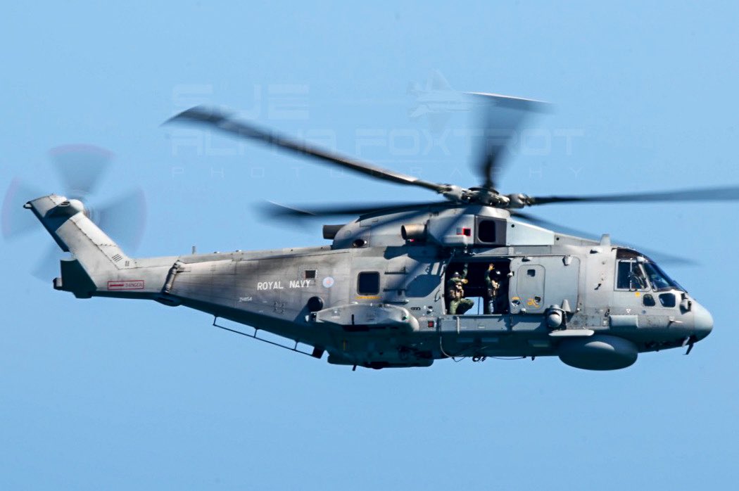 Royal navy Merlin from RNAS Culdrose performing a roll demo at Armed Forces Day last Wkend @RoyalNavy @820NAS @RNASCuldrose @ArmedForcesDay #Nikon #AvGeek #aviationphotography