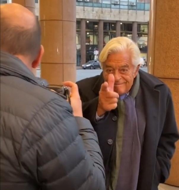 Lacalle cuando llegó a la conferencia de prensa hizo este gesto. 

Lindo gesto para un día como hoy 🤦‍♂️