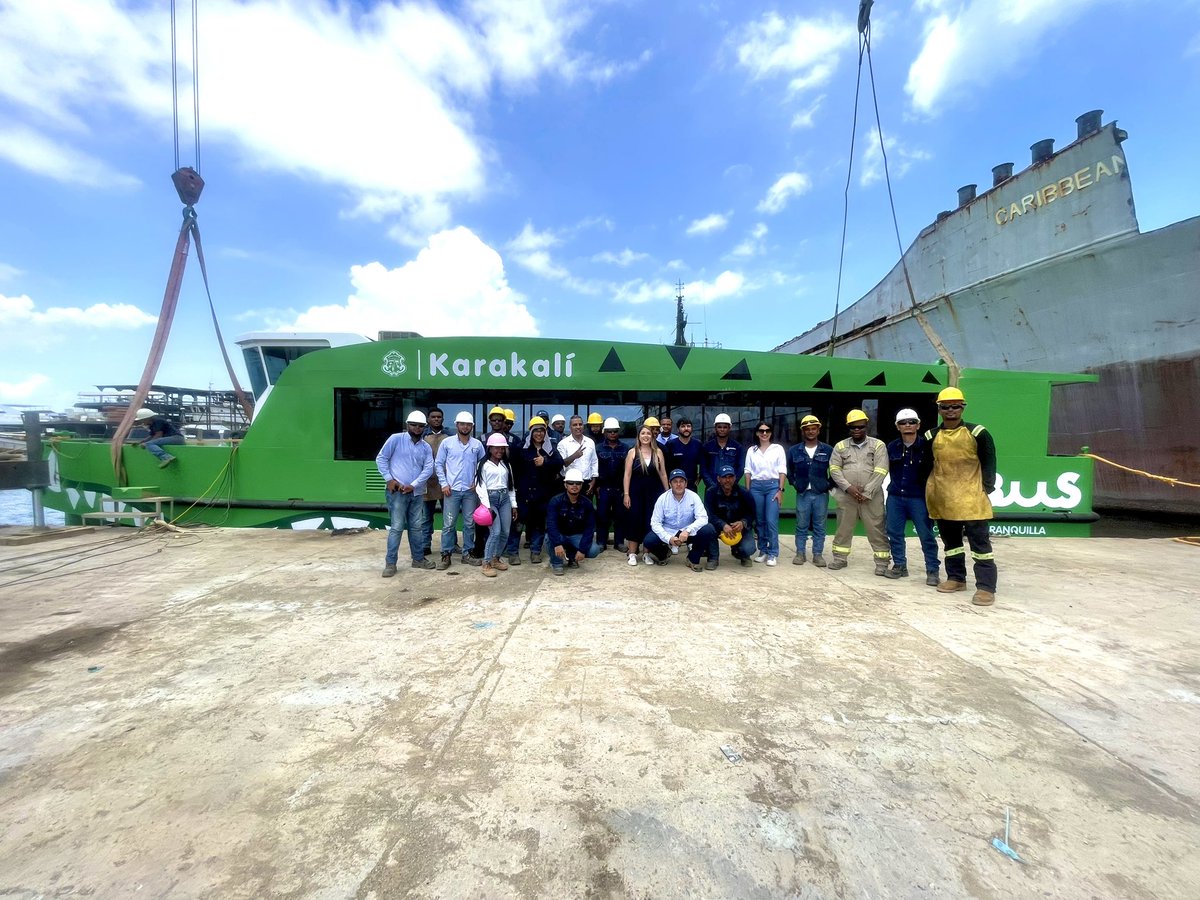 MonyHdezUcros's tweet photo. ⛴️🐊¡Karakalí, nuestro #RíoBus, tocó por primera vez el agua! 🤩 Barranquilla pronto recibirá la embarcación que nos transportará por el río Magdalena. Un proyecto de campaña del alcalde @jaimepumarejo que hoy vemos hecho realidad y que nos recuerda que aquí #SeValeSoñar. 🙌💚 https://t.co/dQL9mSR075
