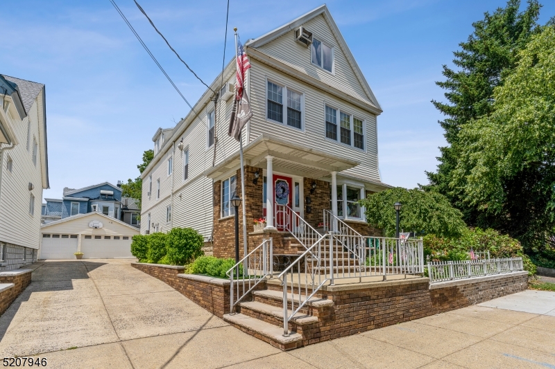 KennethWoolle12's tweet image. This 7 BD/ 3 BA in Bayonne City MUST be seen. Call, text or direct message me for more info!  cpix.me/l/172474757