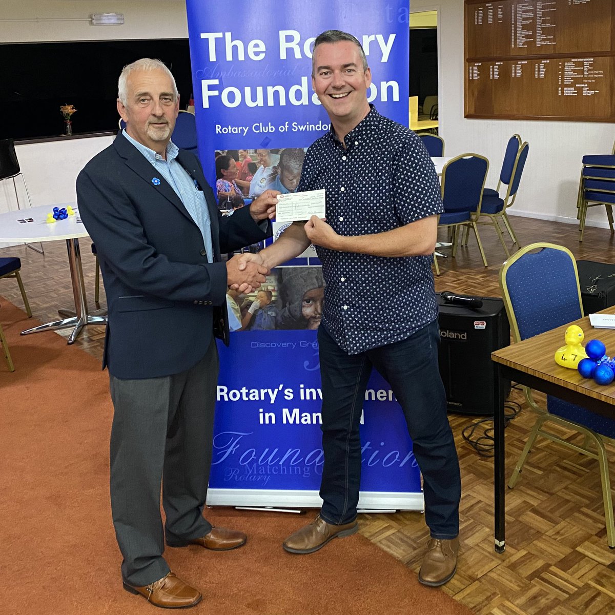 Thank you to everyone who bought a duck for Swindon's Famous #DuckRace from @CALMCharity. Here’s our chairman @richard_crowley picking up a cheque for £885 from @OldTownRotary 🐥🐥🐥🎗️ #ChildhoodCancer #Charity #Swindon