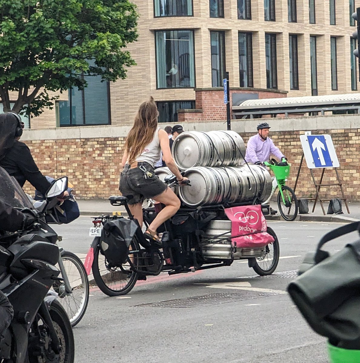 Spotted today in Farringdon-London. A <a href="/pedalmeapp/">Pedal Me</a> delivery. 
Could absolutely see <a href="/farroutdelivers/">farroutdeliveries</a> following suit in Edinburgh with deliveries from our many excellent craft breweries that we have up here. <a href="/edtiss/">Edward Tissiman</a> <a href="/david_mccraw/">David McCraw</a> <a href="/CyclingEdin/">Cycling Edinburgh</a>