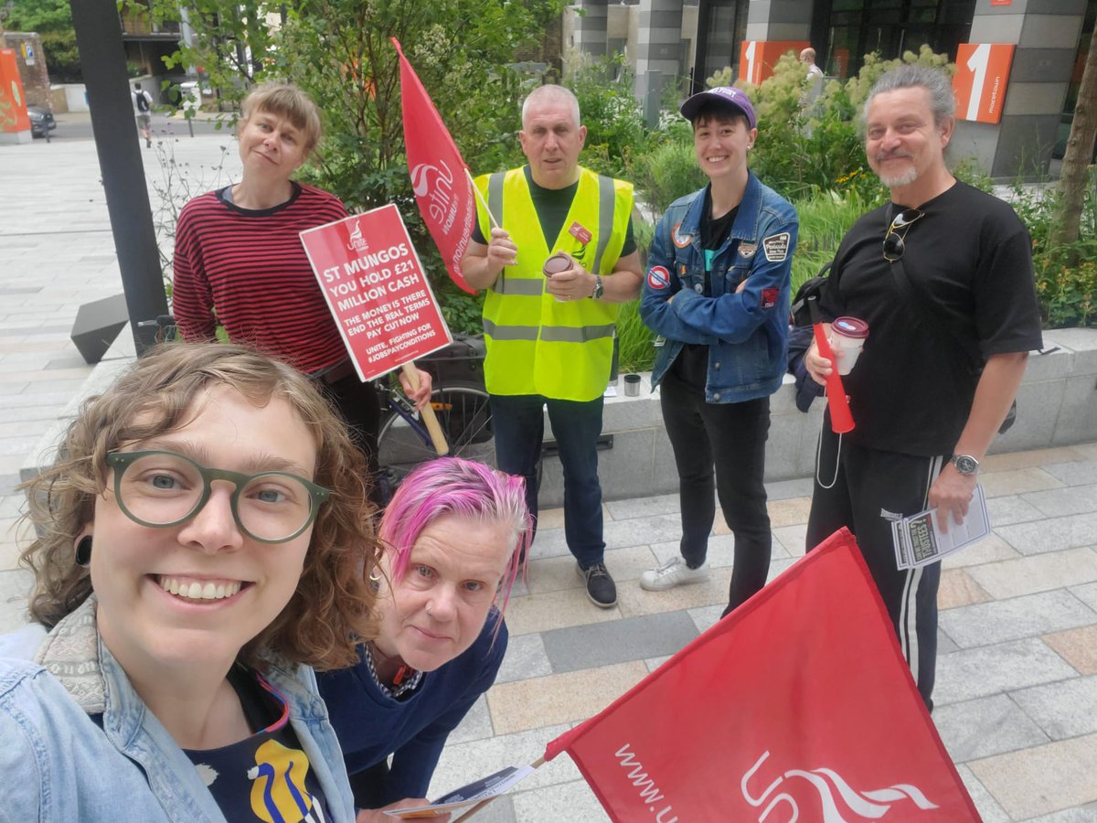 SMUnite's tweet photo. Today, we ended our 4 week planned strike action....and began our first day of indefinite action 👊👊👊

We kicked it off with some early morning pickets, followed by our Carnival of Resistance...

Find a taster of our carnival below along with pickets for tomorrow👇 https://t.co/alHz7nb2k1