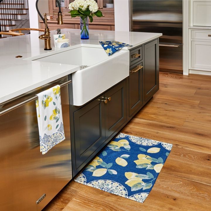 SKLHome_'s tweet image. 🍋 Live life with zest! Bring a fresh look to kitchen entertaining with a cheerful lemon print and pops of blue medallions. Shop the Lemon Medallion Collection and other fun finds for the kitchen, bit.ly/441IqRn #sklhome #lemondecor #lemonmedallion #mysplashbox