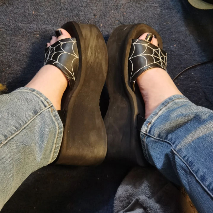 My comfy chunky sandals. Best summer purchase.

#feet #feetpic #feetcontent #feetcommunity #feetmodels #sandals #demoniashoes #summerfeet #summershoes