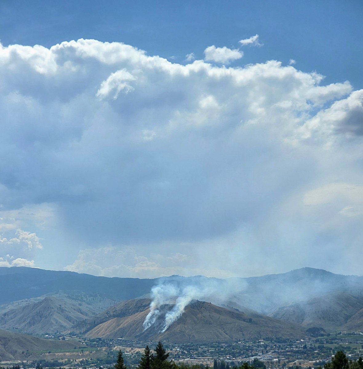 ChatterScanner's tweet image. Please avoid the area of the active fire. There are level 2 and 3 evacuation notices in place. #pitchercanyonfire #southwenatchee