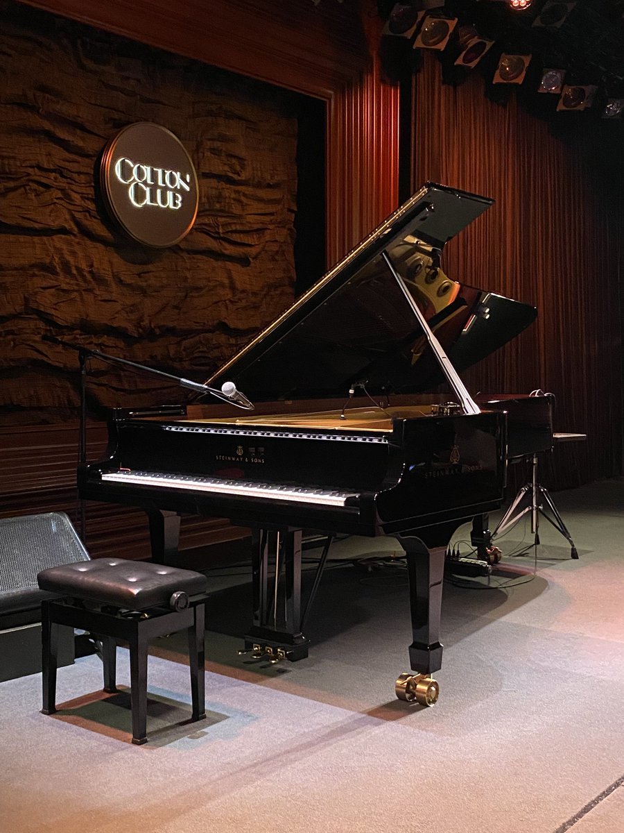 takemas13928201's tweet image. 2023.6.27
#CÉCILEMcLORINSALVANT(vo) DUO featuring #SULLIVANFORTNER(p)
2nd show
#丸の内コットンクラブ
セットリストは…ないそうだ。その場で演奏したい曲を選んでプレイする。
このセットではセシルが曲を決めていたが、1stは演奏する曲を2人で交互に決めていた。こんなの観たことない！
(1/3)