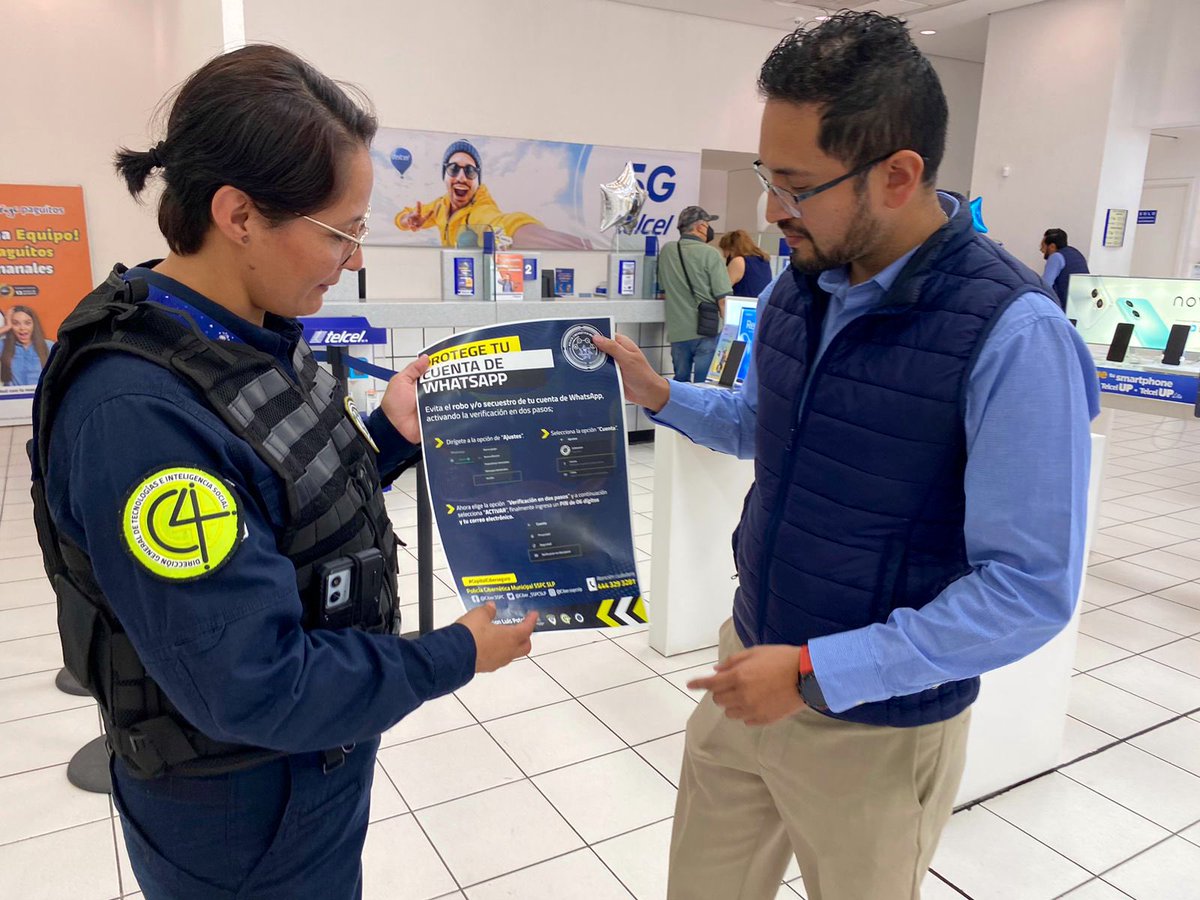 SSPCSLP's tweet photo. 💯👮🏻‍♀️📲👮🏻‍♂️✔️Policía Cibernética Municipal y Distribuidores Telcel en la Capital, se unen en la lucha contra el secuestro de cuentas de WhatsApp

⚠️Campaña "Seguridad en tus manos"

🤝🏼Se brindará apoyo a la ciudadanía para prevenir y evitar el secuestro y robo de cuentas de esta app https://t.co/2sSeuLgmmm