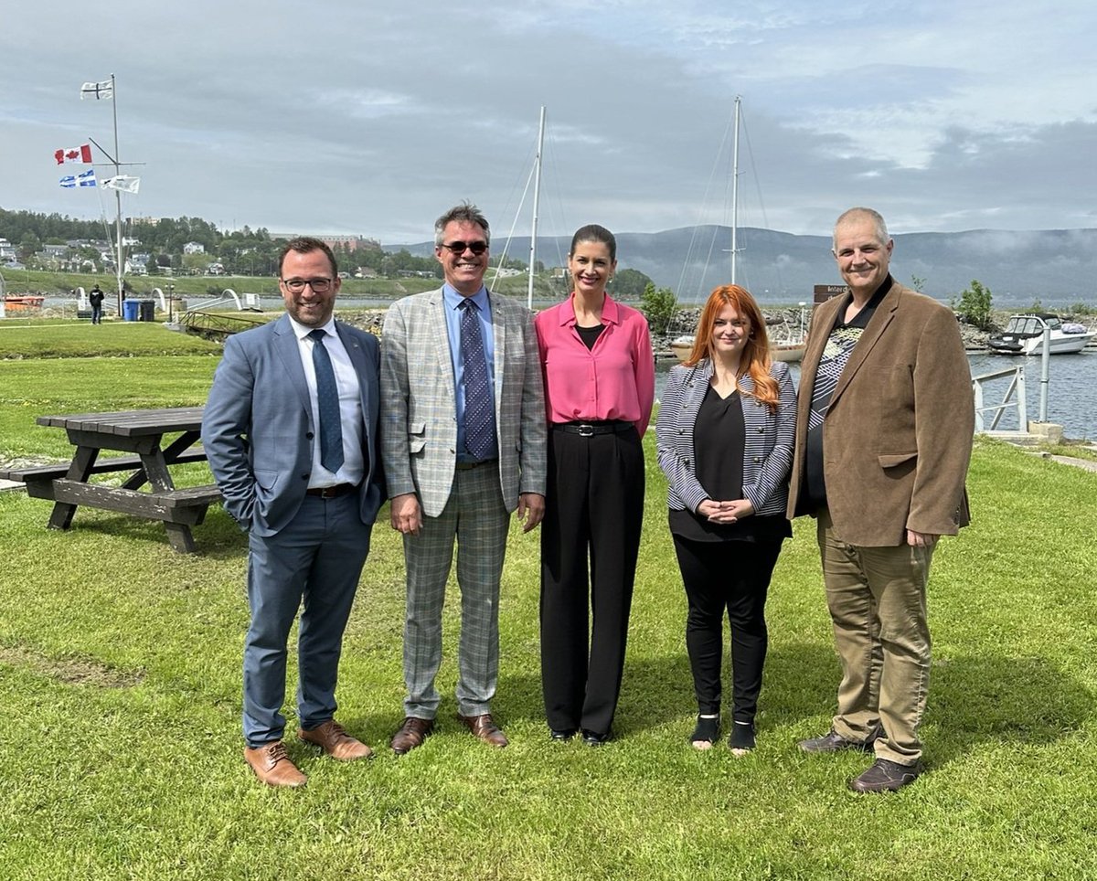 Promesse tenue! Avec <a href="/SSainteCroixCAQ/">StephaneSainteCroixCAQ</a> et <a href="/CBlouin_Deputee/">Catherine Blouin</a>, nous avons confirmé la réhabilitation complète du chemin de fer de la Gaspésie! Grâce à des investissements de près de 1 G$, le train se rendra bientôt jusqu’à Gaspé. Grand jour pour la région! 👏
bit.ly/3XuScbT