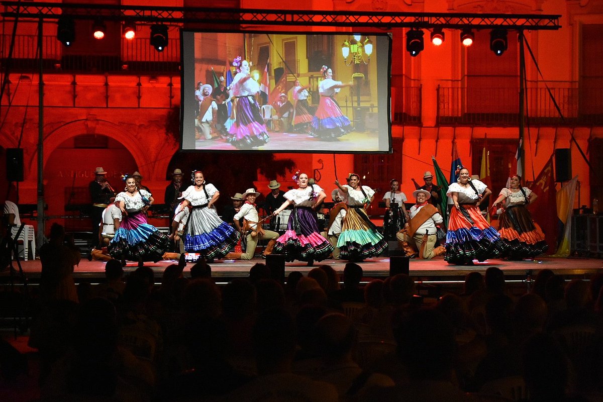 📸 Tras unos días intensos de actividad el XXXIV Festival Internacional de Folklore "Ciudad de Lorca" <a href="/CyDLorca/">Coros y Danzas Lorca</a> vivía esta noche su ceremonia de clausura en el escenario de 📍Plaza de España

#LorcaEsCultura