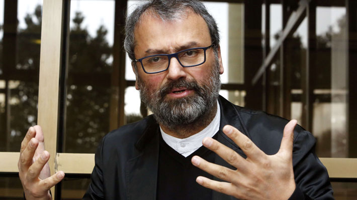 neoliberalchile's tweet photo. #ALERTA🚨| Sigue creciendo la polémica de las fundaciones:  

Denuncian que el Gobernador de Los Lagos, Patricio Vallespín (Ex DC) transfirió 4 mil millones de pesos a 3 fundaciones, una de ellas es presidida por el propio gobernador.  La fundación Chinquihue, presidida por el propio gobernador de Los Lagos Vallespín recibió 1.628 millones de pesos en diciembre de 2022 para financiar "programas de pesca artesanal".  

Otra fundación investigada es la "Fundación Participa", dirigida por Daniel Ibá��ez (ex candidato a diputado por el PRO), esta fundación recibió 1.200 millones de pesos en enero de 2023 para un programa de "saneamiento de títulos de dominio"  La tercera fundación es la Corporación Kimun que recibió 1.200 millones de pesos y pertenece a Diego Ancalao, ex candidato presidencial de la extinta Lista del Pueblo, acusado de falsificar miles de firmas para su candidatura presidencial y notificarlas ante un notario fallecido. La fundación de Ancalao recibió ese millonario monto para supuestamente realizar "capacitación y educación en contexto intercultural".