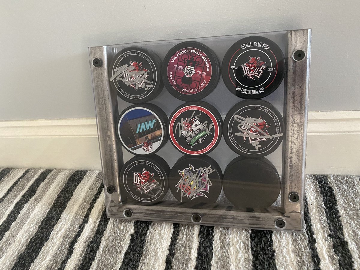 New puck display 😍 🙌🙌🙌  built one 10 times the size ready for the new house 🏡 @harwood_cydney #icehockey #cardiffdevils #hockey #HockeyTwitter