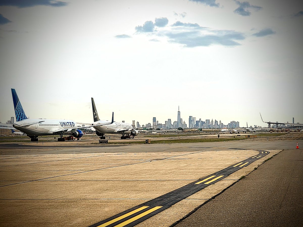 ✈️🛑🚧🛣A challenging week at EWR but still love the view🛩🚥⛈️⚡️. #weareunited #unitedairlines #aircrafts #airplanes  #NYcityskyline #NYC