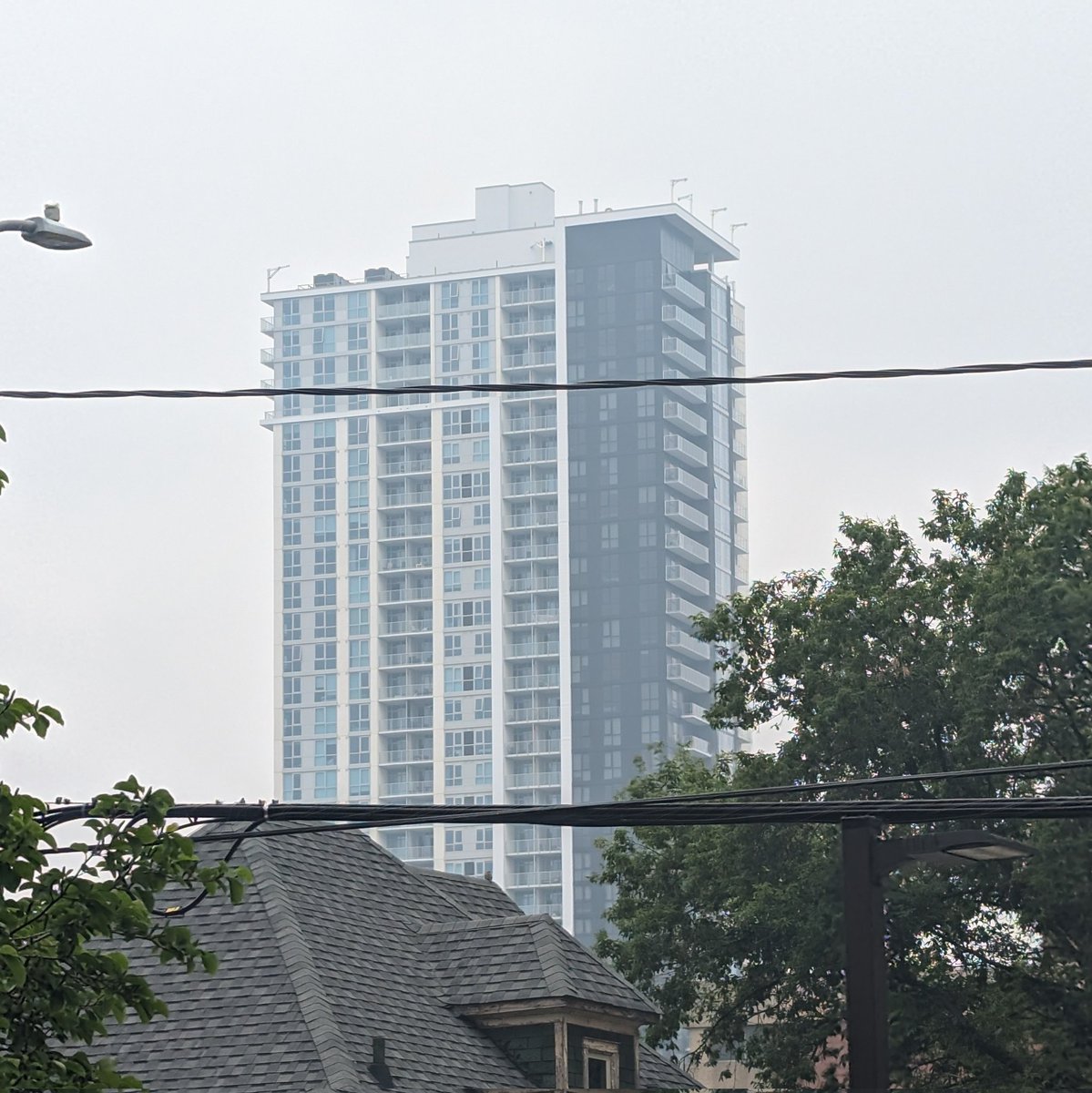 AnnaLogue75's tweet photo. Here we go again... #AirQualityWarning out.
Could last until Friday. Me not happy.
C/c @CityKitchener @DTKitchener @weathernetwork
#ForestFires #FireSmoke #Warning #AirQuality https://t.co/geXKLYbfkg