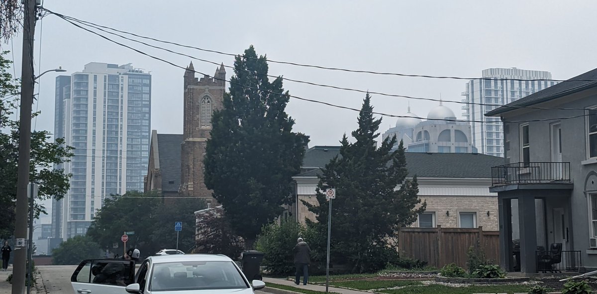 AnnaLogue75's tweet photo. Here we go again... #AirQualityWarning out.
Could last until Friday. Me not happy.
C/c @CityKitchener @DTKitchener @weathernetwork
#ForestFires #FireSmoke #Warning #AirQuality https://t.co/geXKLYbfkg