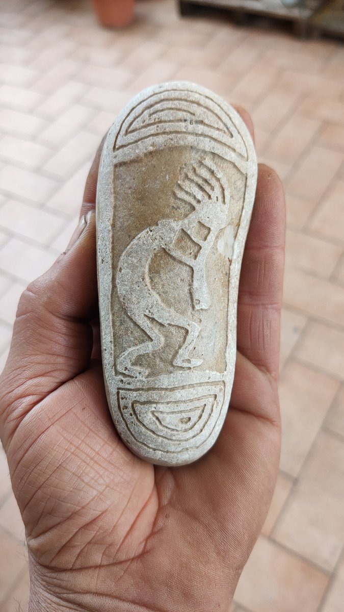 Tantos años recogiendo rocas para estudiarlas, ahora van esculpidas. Sabes quién es el Kokopelli?