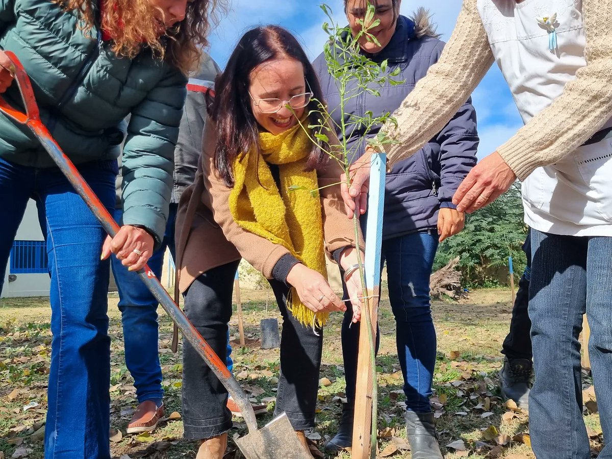 MariaJoseViola's tweet photo. Una nueva edición del #ProgramaVida tuvo lugar en la Escuela Municipal Juan Antonio Paredes.
Padres, alumnos, docentes y vecinos pudieron disfrutar de esta jornada en la que se recuperaron los espacios exteriores de la escuela, dándole vida y color a cada uno de sus rincones. https://t.co/UfVCSKeR06