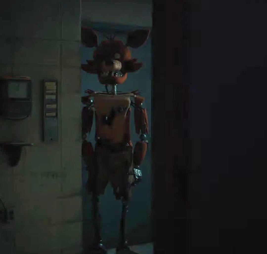 First look at Foxy 

#FiveNightsAtFreddys #FNAF #FNAFMovie #FoxyFNAF