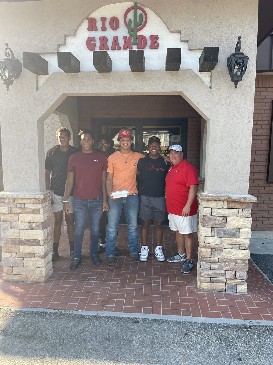 Dudes gotta eat! <a href="/ToombsFootball1/">Toombs Football</a> #smashdawgs