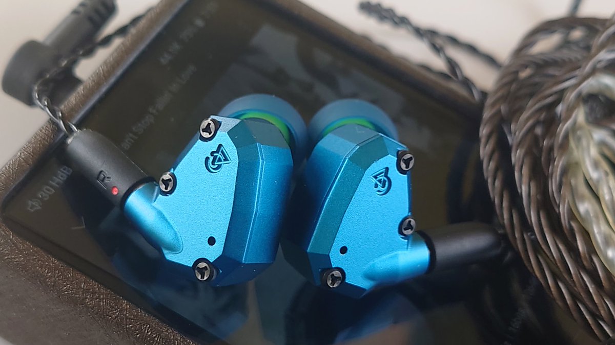 ryoutadb's tweet photo. 今日は余ってたケーブルで遊ぶので、Campfire audio Polaris2とPure Copper litzとSuper Smoky litzです。私の耳で違いは判るのでしょうか？😇暇な時間が出来たのでやってみます。ケーブルも使わないともったないですしね😇
#campfireaudio 
#polaris2 
#aloaudio 
#今日のイヤホン https://t.co/0gy73viYw4