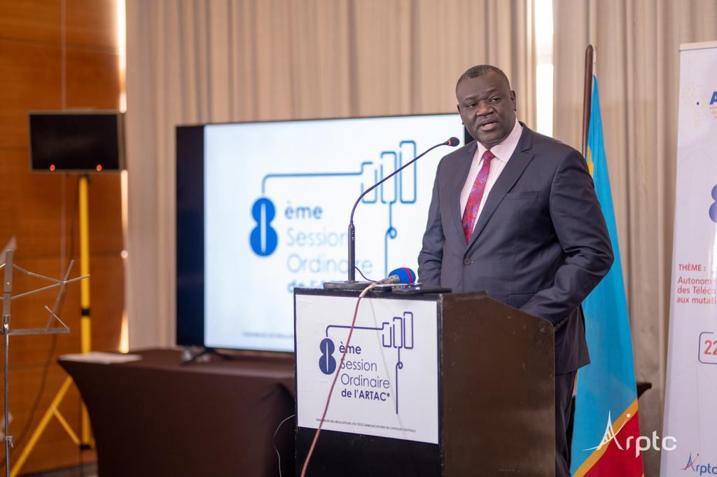 LodOmanga's tweet photo. #RDC #ARTAC
L’ARPTC, l’Autorité de Régulation de la Poste et des Télécommunications du Congo a organisé du 22 au 23 juin 2023 à Kinshasa la 8ème session ordinaire de la conférence de l’ARTAC, Assemblée des Régulateurs des Télécommunications de l’Afrique Centrale autour du thème « l’Autonomisation des Agences/Autorités de Régulation des Télécommunications pour faire face aux mutations de l’écosystème”.
Un thème qui a été développé lors des deux jours dans deux tables rondes ayant pour sous -thème :
- « Autonomisation des agences de régulation des Télécoms : enjeux, défis et perspectives »
- « La régulation des Télécoms face aux mutations de l’écosystème »
Dans la Première table ronde, les intervenants ont montré comment les ARN doivent se doter de moyens matériels, humains et financier pour mener à bien leurs missions. Ils doivent former leurs ressources, être agile, s’adapter, être ouvert à la co-régulation sans oublier qu’il doit sécuriser les infrastructures ;
Un accent devrait être mis sur les conséquences préjudiciables auxquelles seraient exposés les marchés dans les pays où les ARN manquent d’autonomie à cause notamment des facteurs politique, règlementaire, économique, financier et humain.
Cette table ronde a été suivie par le partage d’expérience du régulateur sénégalais, Monsieur Abdou Karim SALL invité d’honneur de l’ARTAC.
Dans la seconde table ronde « La régulation des Télécoms face aux mutations de l’écosystème » que j’ai eu l’honneur de présider il a été questions après un rappel des différentes mutations technologiques qui ont émaillées l’écosystème du télégraphe de Chappe en 1793 à l’IoT en passant par le transistor ou au haut débit par le Docteur Kodjo, d’échanger les mutations avec la proposition par Rudy Massamba d’une Matrice des mutations qui permet aux ARN de comprendre où ils se situent ( en état de mort, de survie, de danger ou de pro-activité). De manière générale, les ARN sont obligés d’être flexible, d’anticiper, d’être résilient, de relever les défis de l’inclusion et de la convergence des réseaux sans oublier celui de la gestion des déchets d’équipement électriques et électroniques. Les régulateurs doivent prendre en compte les tendances émergentes (IoT, AI, Big Data, 5 G, etc.).
L’Assemblée des Régulateurs des Télécommunications de l’Afrique Centrale, ARTAC en sigle a été mis en place le 15 juin 2004, c’est une organisation inter-étatique regroupant les 8 régulateurs, le Burundi, le Cameroun, le Congo, le Gabon, la Guinée-équatoriale, la République Centrafricaine (RCA), la République Démocratique du Congo (RDC) et le Tchad.
L’ARTAC est une plateforme d’échanges, de formation, d’entraide, créée pour harmoniser les points de vue afin de relever les défis qui se posent dans la sous-région de l’Afrique centrale dans le secteur des télécommunications.