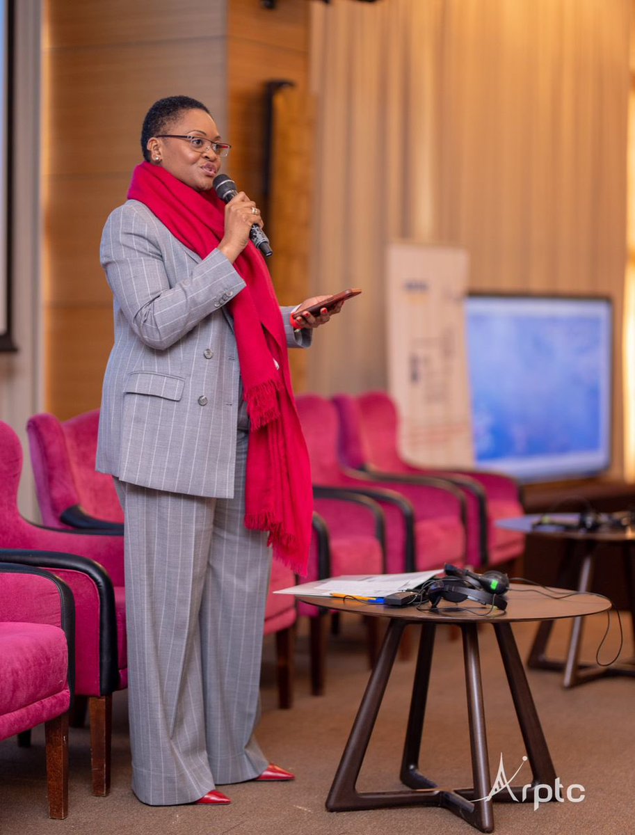 LodOmanga's tweet photo. #RDC #ARTAC
L’ARPTC, l’Autorité de Régulation de la Poste et des Télécommunications du Congo a organisé du 22 au 23 juin 2023 à Kinshasa la 8ème session ordinaire de la conférence de l’ARTAC, Assemblée des Régulateurs des Télécommunications de l’Afrique Centrale autour du thème « l’Autonomisation des Agences/Autorités de Régulation des Télécommunications pour faire face aux mutations de l’écosystème”.
Un thème qui a été développé lors des deux jours dans deux tables rondes ayant pour sous -thème :
- « Autonomisation des agences de régulation des Télécoms : enjeux, défis et perspectives »
- « La régulation des Télécoms face aux mutations de l’écosystème »
Dans la Première table ronde, les intervenants ont montré comment les ARN doivent se doter de moyens matériels, humains et financier pour mener à bien leurs missions. Ils doivent former leurs ressources, être agile, s’adapter, être ouvert à la co-régulation sans oublier qu’il doit sécuriser les infrastructures ;
Un accent devrait être mis sur les conséquences préjudiciables auxquelles seraient exposés les marchés dans les pays où les ARN manquent d’autonomie à cause notamment des facteurs politique, règlementaire, économique, financier et humain.
Cette table ronde a été suivie par le partage d’expérience du régulateur sénégalais, Monsieur Abdou Karim SALL invité d’honneur de l’ARTAC.
Dans la seconde table ronde « La régulation des Télécoms face aux mutations de l’écosystème » que j’ai eu l’honneur de présider il a été questions après un rappel des différentes mutations technologiques qui ont émaillées l’écosystème du télégraphe de Chappe en 1793 à l’IoT en passant par le transistor ou au haut débit par le Docteur Kodjo, d’échanger les mutations avec la proposition par Rudy Massamba d’une Matrice des mutations qui permet aux ARN de comprendre où ils se situent ( en état de mort, de survie, de danger ou de pro-activité). De manière générale, les ARN sont obligés d’être flexible, d’anticiper, d’être résilient, de relever les défis de l’inclusion et de la convergence des réseaux sans oublier celui de la gestion des déchets d’équipement électriques et électroniques. Les régulateurs doivent prendre en compte les tendances émergentes (IoT, AI, Big Data, 5 G, etc.).
L’Assemblée des Régulateurs des Télécommunications de l’Afrique Centrale, ARTAC en sigle a été mis en place le 15 juin 2004, c’est une organisation inter-étatique regroupant les 8 régulateurs, le Burundi, le Cameroun, le Congo, le Gabon, la Guinée-équatoriale, la République Centrafricaine (RCA), la République Démocratique du Congo (RDC) et le Tchad.
L’ARTAC est une plateforme d’échanges, de formation, d’entraide, créée pour harmoniser les points de vue afin de relever les défis qui se posent dans la sous-région de l’Afrique centrale dans le secteur des télécommunications.