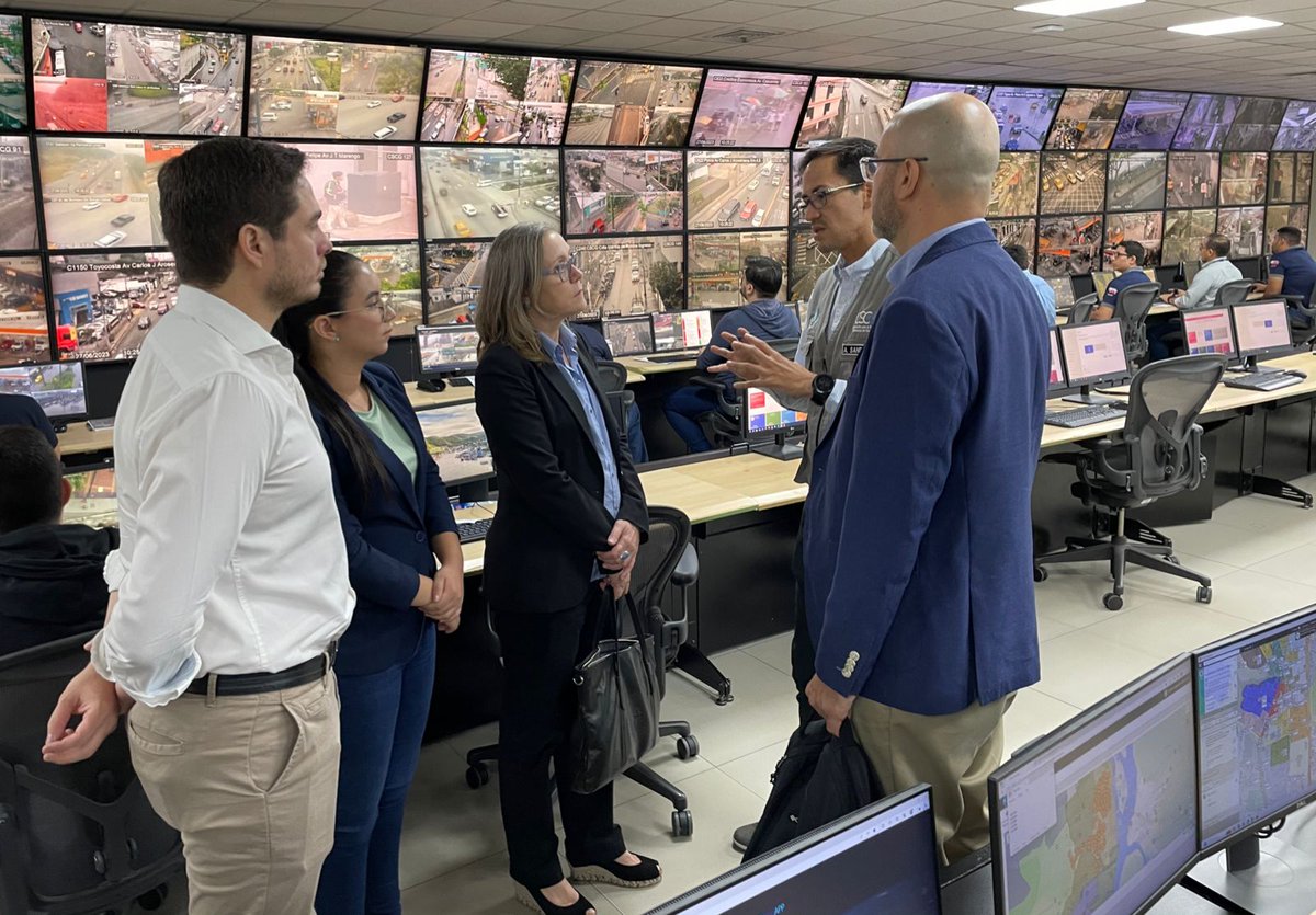 PNUDEcuador's tweet photo. 🤝Mantuvimos un fructífero encuentro con @BlancaLopezC_, @alcaldiagye y la @cscgye para apoyar la construcción del plan de seguridad de Guayaquil.

🕊️Coordinamos esfuerzos para fortalecer las capacidades de la ciudad para la paz, la seguridad y la reducción de las violencias. https://t.co/p6ZaHCLHcZ