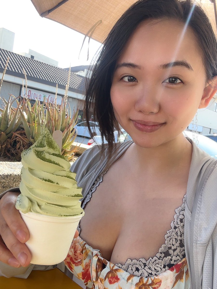 No makeup selfie but I do have my favourite icecream ever 🥹 going to miss  this when I move back to Europe