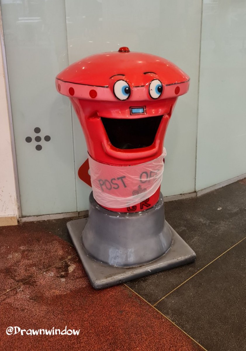 One of the crazy things you can find on the street #streetphotography #statue  #urbanart #crazy #postoffice #photo #photooftheday #dailypic #art #ArtistOnTwitter #myart