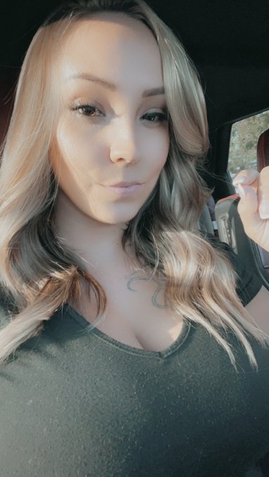 Decided I missed the blonde. 💋💋 https://t.co/b7WcUr5ojW<a href="/tag/filledupfriday"class="tags"><span>#filledupfriday</span></a>