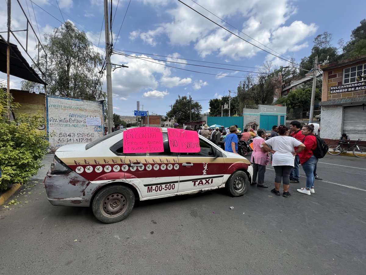 MultiSurMx's tweet photo. Continúa el cierre por un grupo de comerciantes en Av San Pedro Atocpan en el pueblo de San Gregorio Atlapulco, Alcaldía Xochimilco.

Los inconformes solicitan sean atendidos por las autoridades.

Tráfico lento en la zona  🚙 🚗 https://t.co/U4ilUDfW20