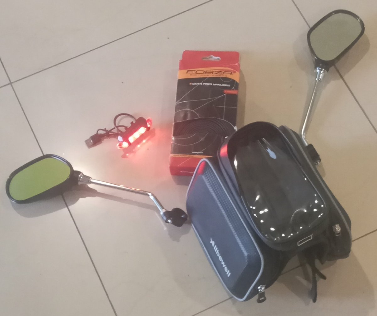 vicrodd's tweet photo. KIT PARA BICI (TODO NUEVO)
Alforjas con porta teléfono.
Par de espejos con reflejante al frente.
Luz con leds rojos diferente flash.
Cinta para manubrio. 
Todo nuevo sin usar.
REMATO en $600.00
Alc. Benito Juárez. https://t.co/scztczoUgv