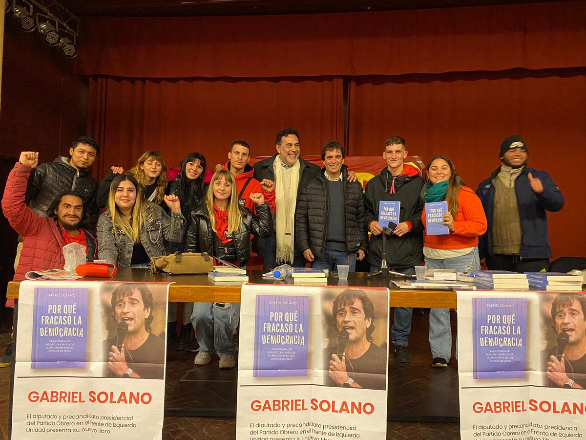 Solanopo's tweet photo. Recién termine una gran charla en la Universidad Nacional de Mar del Plata. Estuve presentando mi libro "Por qué fracasó la democracia" frente a un centenar de estudiantes, junto a mi compañera @rociogarciaokk y el docente César Román https://t.co/2YZMc1ML4f