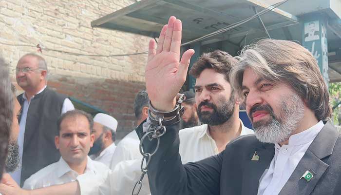 ReadinWakil's tweet image. اینٹی کرپشن عدالت پشاور نے سابق وزیرِ مملکت علی محمد خان کو رہا کرنے کا حکم دے دیا ہے۔اینٹی کرپشن عدالت نے علی محمد خان کی ضمانت منظور کرتے ہوئے انہیں 80 ہزار روپے کے مچلکے جمع کرانے کا حکم دیا۔علی محمد خان پر غیر قانونی بھرتیوں اور خزانے کو نقصان پہنچانے کا الزام ہے، واضح رہے کہ