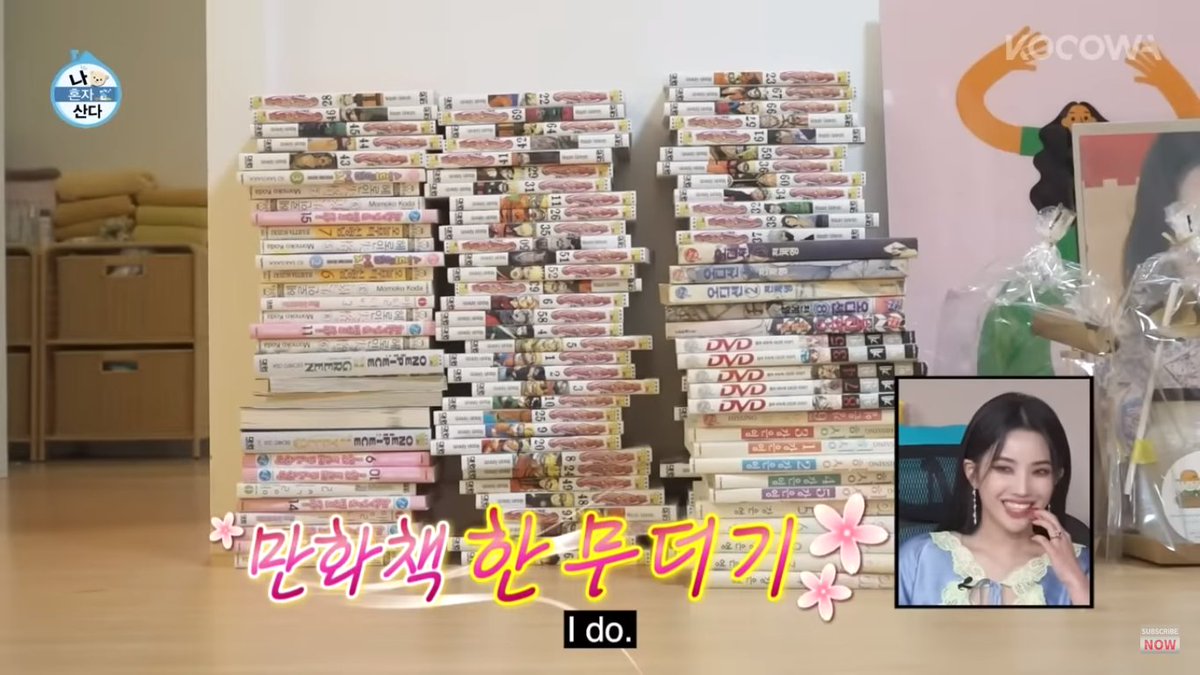 Soyeon's manga collection is so impressive lol #GIDLE