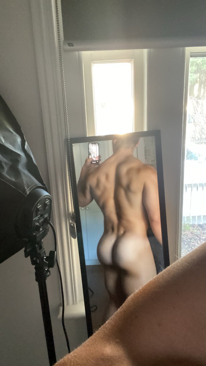 RyanJamesxxxx's tweet photo. Happy hump day! 🍑✌️ https://t.co/fVvfaNLDLM