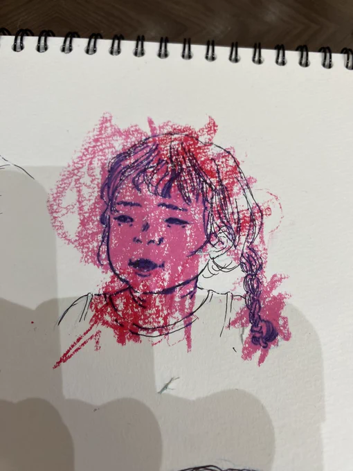 似顔絵の練習で写真模写してたら2歳ちゃんが「可愛くしたよ」って色塗ってくれたこれはこれでおしゃれに見えてきた