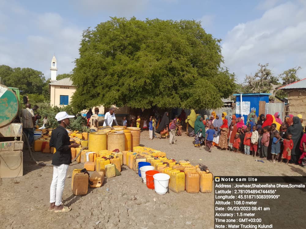 ReliefSordes's tweet photo. Emergency water trucking for drought affected population in Jowhar district, Middle Shabelle region through an emergency WASH program funded by @shf_somalia and implemented by @ReliefSordes https://t.co/KZqKBotQHH