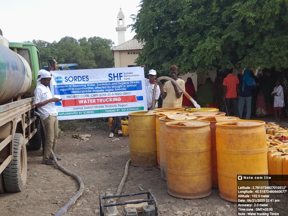 ReliefSordes's tweet photo. Emergency water trucking for drought affected population in Jowhar district, Middle Shabelle region through an emergency WASH program funded by @shf_somalia and implemented by @ReliefSordes https://t.co/KZqKBotQHH