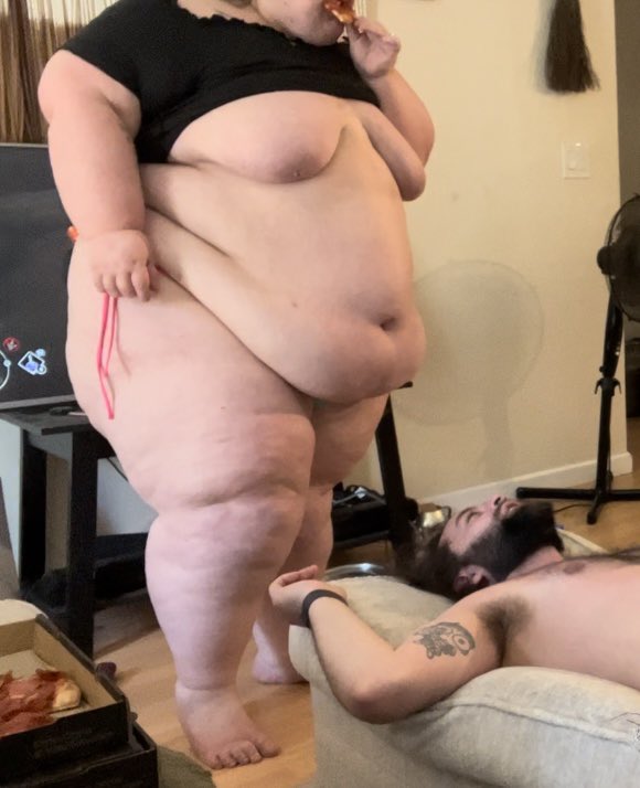 SSBBW ERIKA🍓🍇🍒🫐 (@misserikamezz) on Twitter photo 